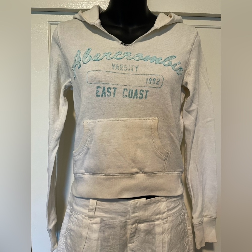 Abercrombie Y2K White Hoddie! 🤍🩵